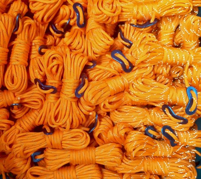 La corda riflettente di nylon 550lbs Guyline della tenda emette luce Nel T&T scuro 0